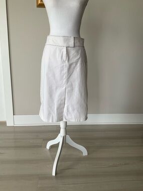 Tailored White Pencil Skirt with Subtle Front Slit